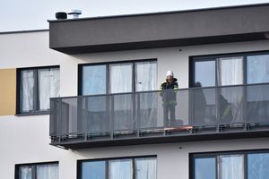 pracownik na balkonie w bloku