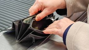 emerytka szukająca pieniędzy w portfelu