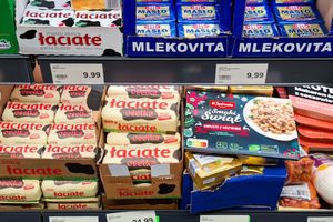 masło na półkach w sklepie