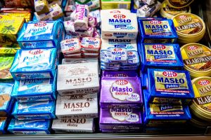 kostki masła od różnych producentów