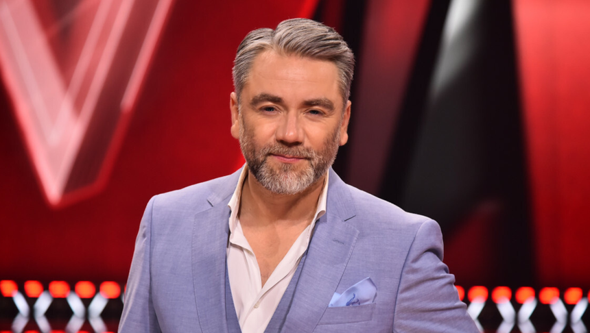 Kuba Badach na planie "The voice of poland"