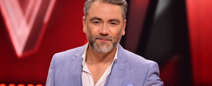 Kuba Badach na planie "The voice of poland"
