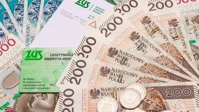 pieniądze, legitymacja emeryta i koperta z logo ZUS