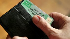 legitymacja emeryta wyjmowana z portfela