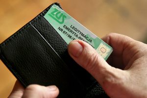legitymacja emeryta wyjmowana z portfela