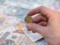 pieniądze i moneta w ręku