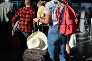 Pasażerowie czekają na samolot na lotnisku 