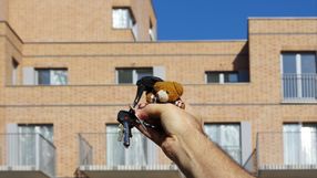 klucze do domu na tle bloku