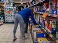 sklepowa półka z chemią gospodarczą