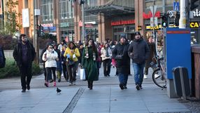 przechodnie na ulicy