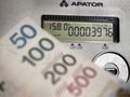 pieniądze i licznik energii elektrycznej