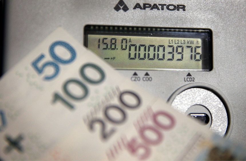 pieniądze i licznik energii elektrycznej
