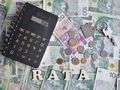 pieniądze, kalkulator i napis "raty"