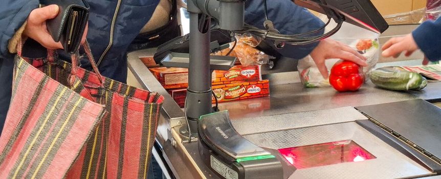 seniorka pakująca zakupy do torby