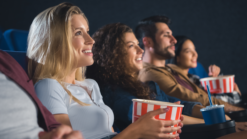 Ludzie oglądający film w kinie