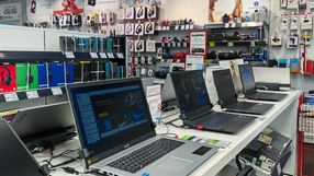 laptopy na wystawce w sklepie