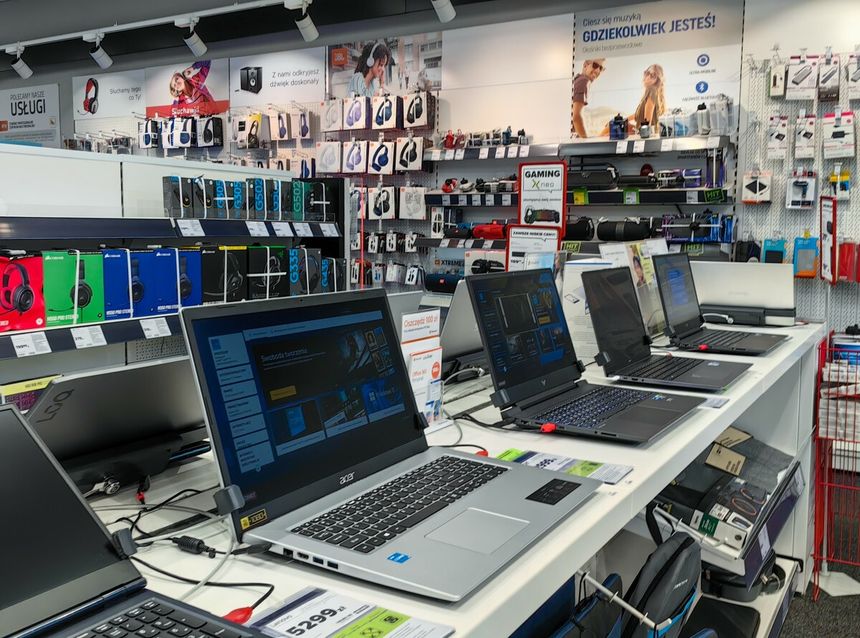 laptopy na wystawce w sklepie