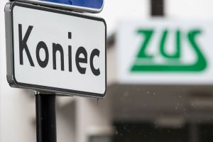Szyld ZuS i tabliczka z napisem "Koniec"