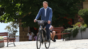 Artur Żmijewski na rowerze, kadr z serialu "Ojciec Mateusz" 
