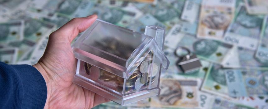 pieniądze i skarbonka w kształcie domu