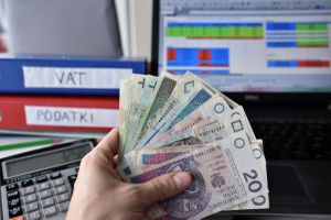 pieniądze, monitor i skoroszyty podatki i VAT