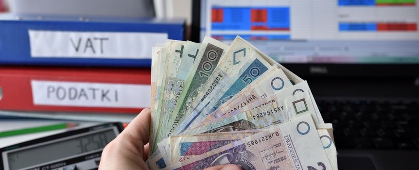pieniądze, monitor i skoroszyty podatki i VAT