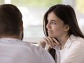 Dwie osoby rozmawiają, jedna z nich wygląda na nieobecną myślami