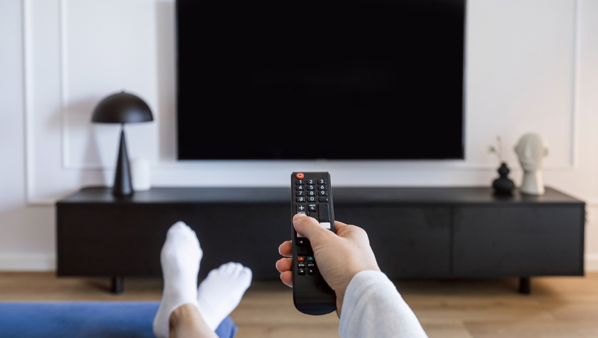 Zdjęcie obrazowe pilot do telewizora i telewizor