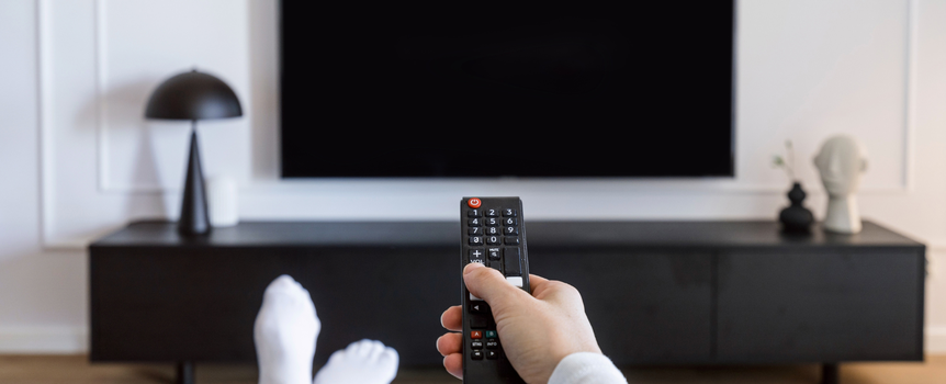 Zdjęcie obrazowe pilot do telewizora i telewizor