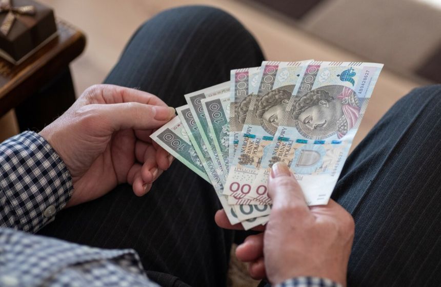 Senior liczy pieniądze z emerytury 
