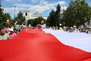 ogromna polska flaga pod Sejmem