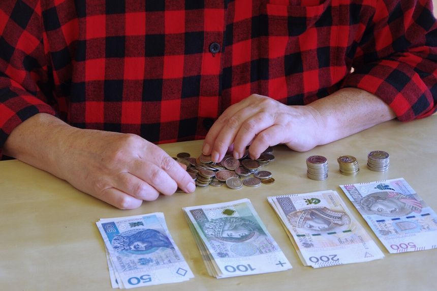 emerytka licząca pieniądze