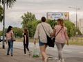 warszawianki przechodzące przez nillboardem "gdzie te dzieci"