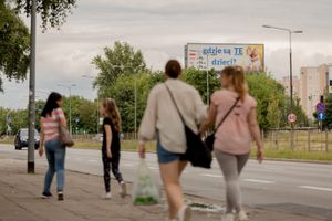 warszawianki przechodzące przez nillboardem "gdzie te dzieci"