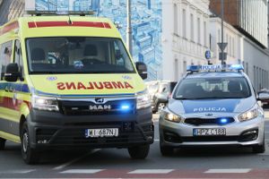 karetka i radiowóz na sygnale