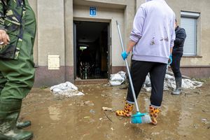 sprzątanie zniszczeń po fali powodziowej