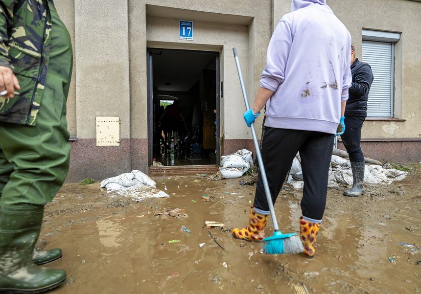 sprzątanie zniszczeń po fali powodziowej