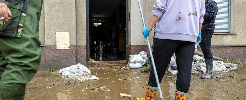sprzątanie zniszczeń po fali powodziowej