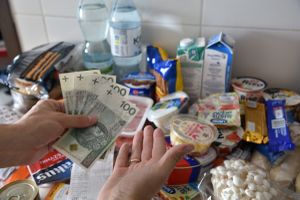 pieniądze w ręku na tle zakupów