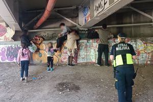 Siedmioosobowa rodzina Czeczenów pod warszawskim mostem