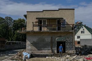 Ludzie wracają do zalanych domów