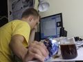 mężczyzna przy komputerze