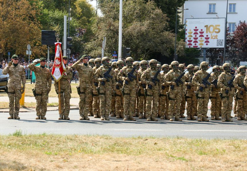 żołnierze na defiladzie