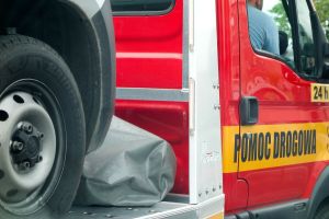 Pomoc drogowa wiezie auto na lawecie