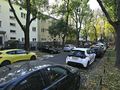 samochody parkujące przy ulicu