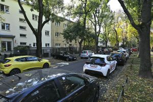 samochody parkujące przy ulicu