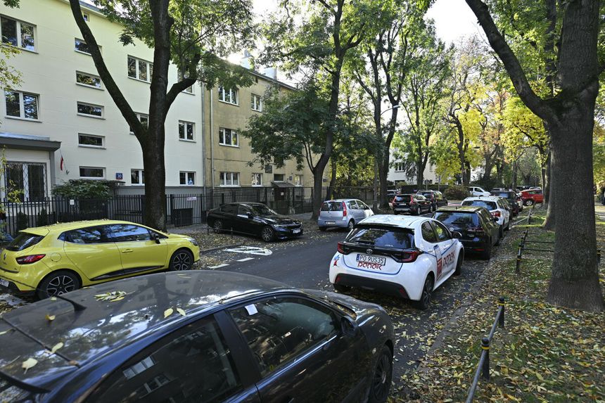 samochody parkujące przy ulicu