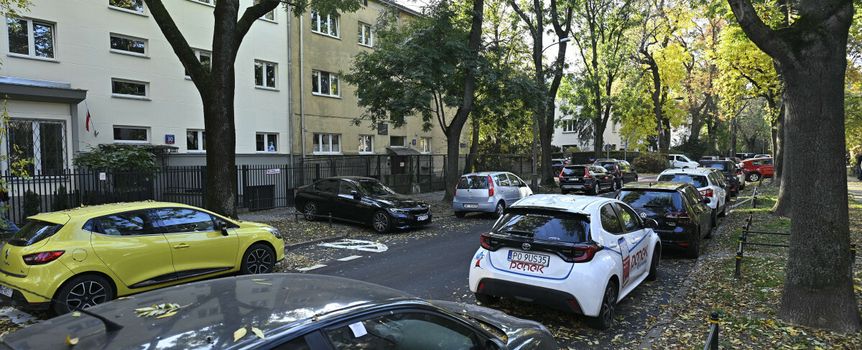 samochody parkujące przy ulicu
