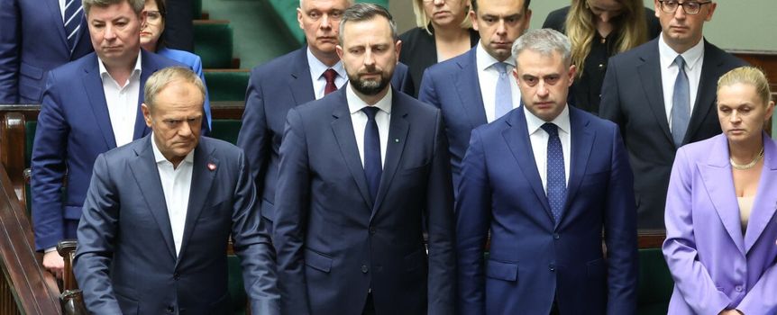 rząd stojący w ławie sejmowej