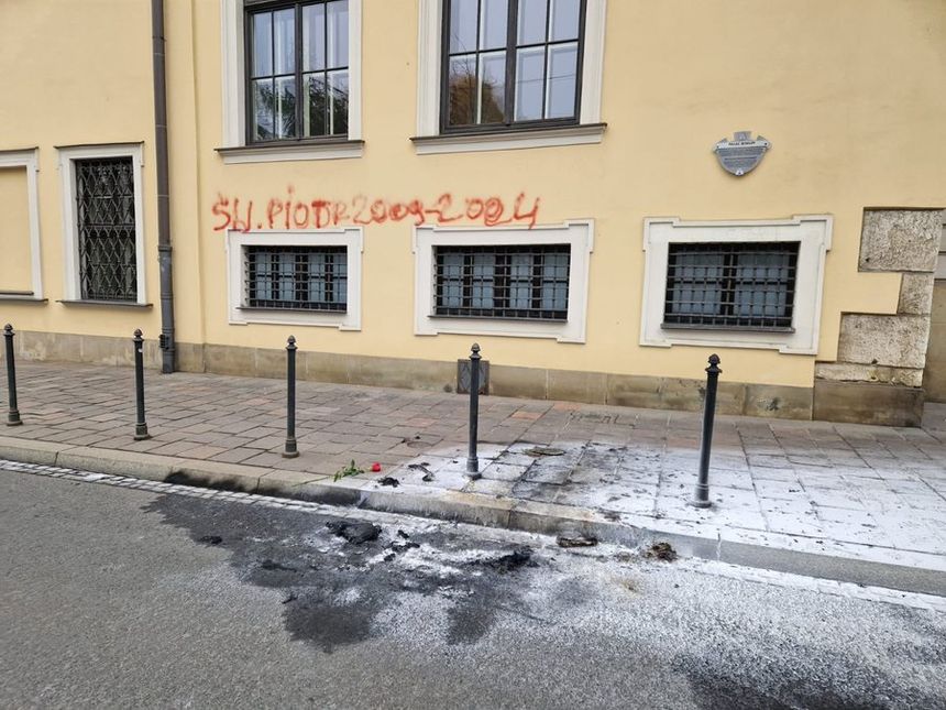 Nie żyje mężczyzna, który podpalił się przed kurią